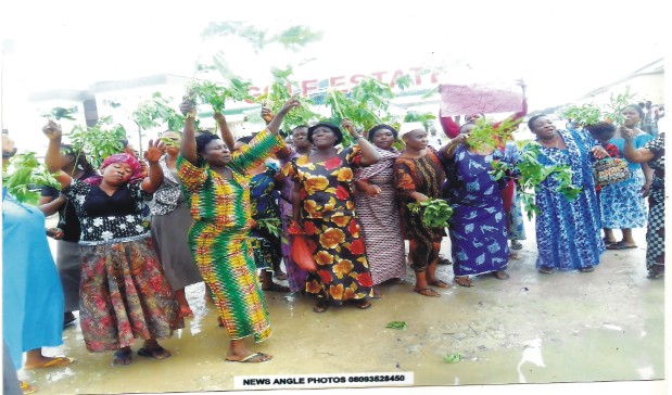 OKUJAGO WOMEN PROTEST FLOWING PIC